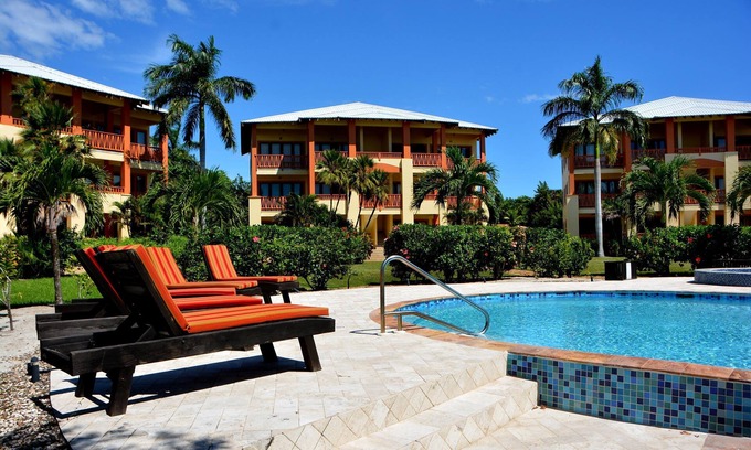Cocoplum Condominio | Uno de su tipo justo en la playa con impresionantes vistas!