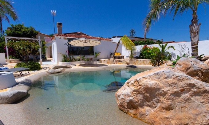 El Castell de Montornes Villa | Oasis Tropical Costa Dorada con piscina privada