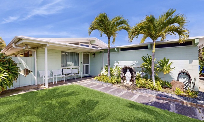 Portlock Casa | Tropical Escape with Lanai & Private Yard | Walk to Maunalua Bay Beach