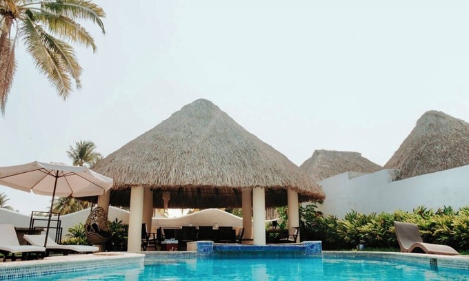 Puerto Quetzal Villa | Escapada Tropical Full A-C Pool Jacuzzy Playa Privada Chalet Privado WiFi !