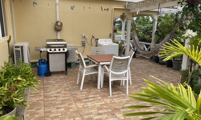 All Saints Apartamento | Cabaña con jardín tropical: privada con patio y patio, wifi, cocina, bd / habitación