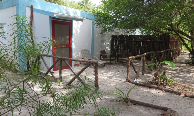 Placencia Apartamento | Experiencia de jardín tropical en un entorno colorido en el corazón de la playa Maya