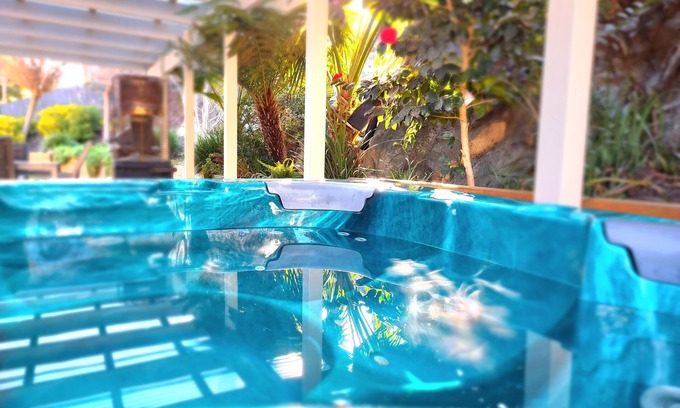 Calwell Casa | Tropical Gem - Outdoor Jacuzzi