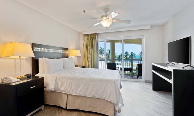 Crystal Harbour Apartamento | Tropical Getaway, Minutes to George Town, Seven Mile Beach, Beachfront!