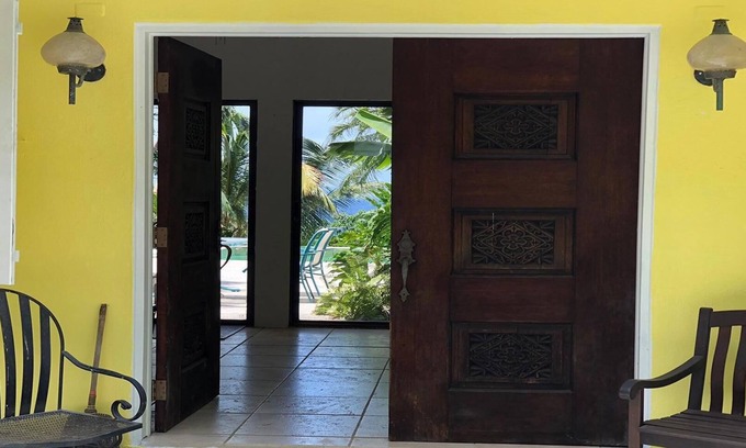Estate La Vallee Casa | Escapada tropical con vista al mar y piscina perfecta para descansar en retiros familiares.