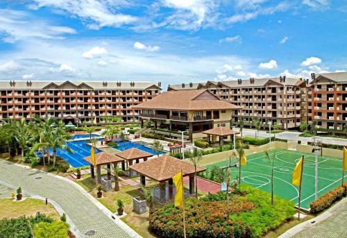 Las Pinas Apartamento | Tropical Hawaiian 2BR Condo Unit in Metro Manila with Laundry Area - Sleeps 4