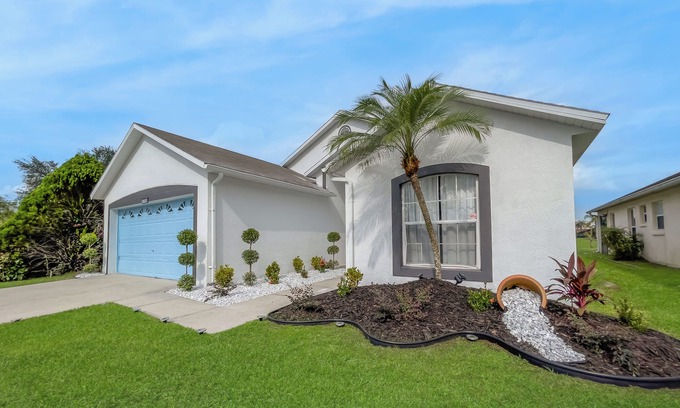 Crescent Lakes Casa | Tropical Lakeview & Pool Oasis Near Theme Parks
