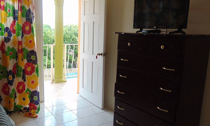 Eastwood Park Hotel | Tropical Manor Inn