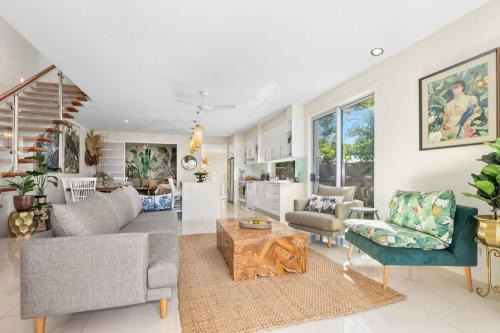Pottsville Casa | Tropical Oasis - Creekside Townhouse by uHoliday