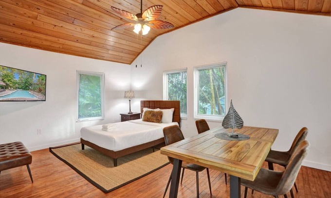 Riverside Park Apartamento | Tropical Oasis: Studio w/ Pool