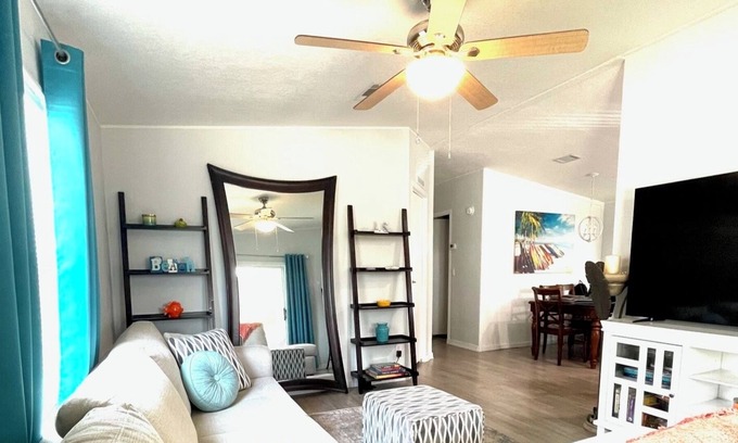 East County Civic Group Casa | Tropical Oasis