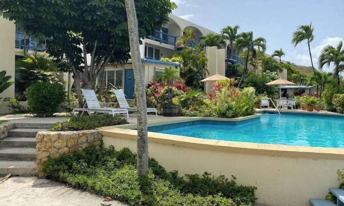 Estate East Street Condominio | Tropical one bedroom condo steps from pool.