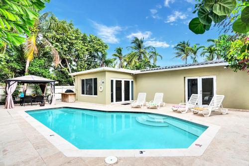 Hollywood Lakes Casa | Tropical Palm Oasis Heated Pool near Beach