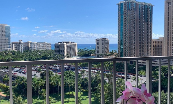 Waikiki Apartamento | Tropical Paradise Getaway Ocean & Lush Tropical Views Pool, BBQ & WI-FI Inn on the Park 1503
