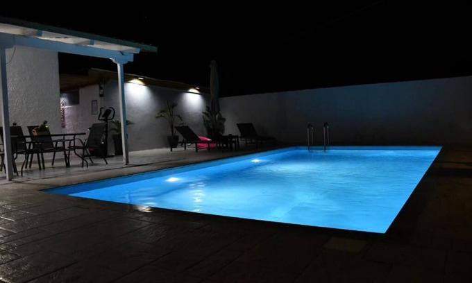Rafina Apartamento | Tropical pool house in rafina