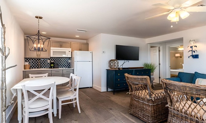 Captiva Hotel | Tropical Relaxation! 2BR Cottage w/Kitchen | Pools | Parking | Private Beach!