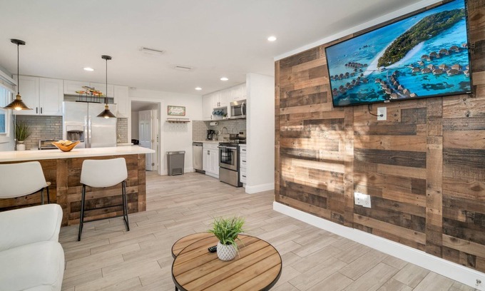 Ballast Point Casa | Tropical 🌴 Retreat w/ Huge Relaxing Patio