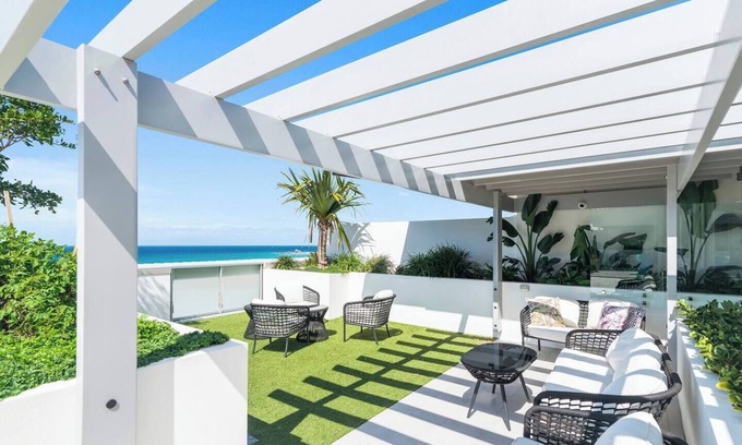 Palm Beach Apartamento | Tropical Tides Resort Style Chic at Palm Beach