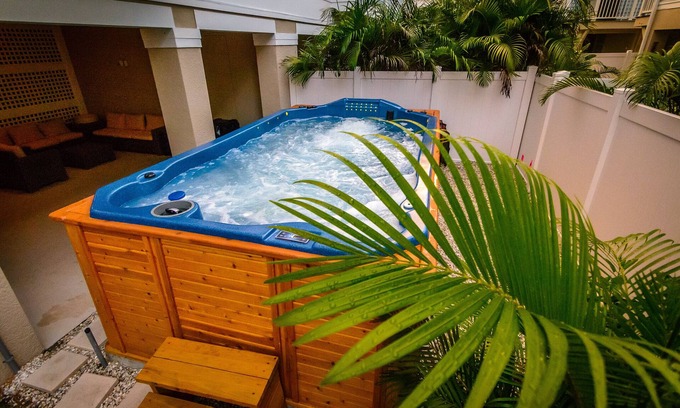 Redington Beach Casa | Casa grande con un spa de natación gigante + Pasos a la arena!