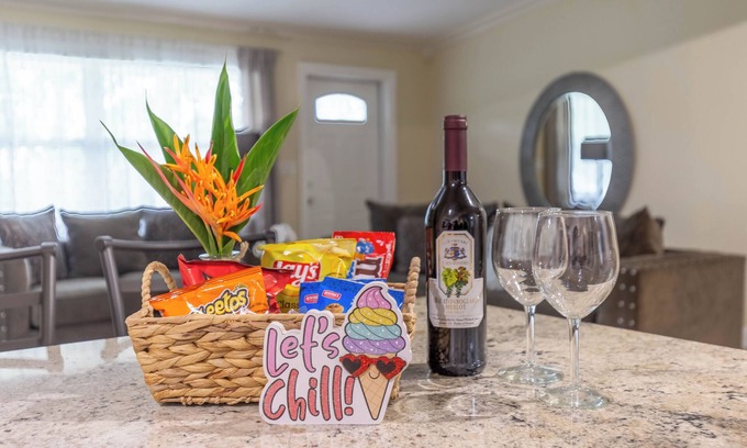 Greenacres Casa | Tropical Vibes! Spacious 3BD/2BA, BBQ, Parking & more -10 min to Best Locations