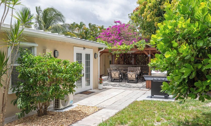 Greenacres Casa | Tropical Vibes! Spacious 5BD/3BA, BBQ, Parking & more -10 min to Best Locations