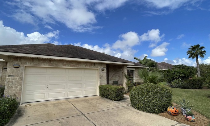 Laguna Vista Casa | Tropical Villa on South Padre Island Golf Course close to the beach.