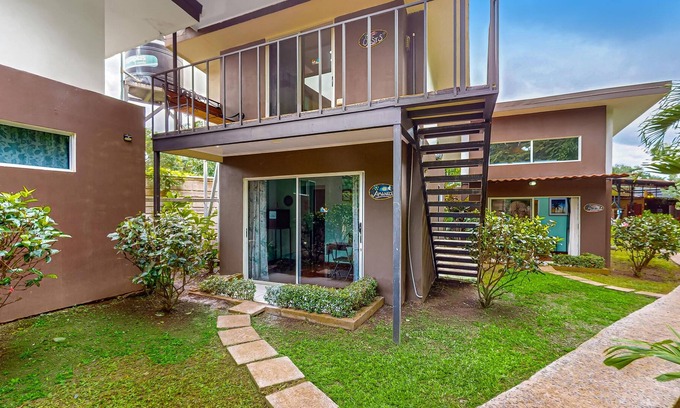 Tarcoles Cama Y Desayuno | Tropical villas with pool access, scenic balcony, & shared full kitchen, dogs ok