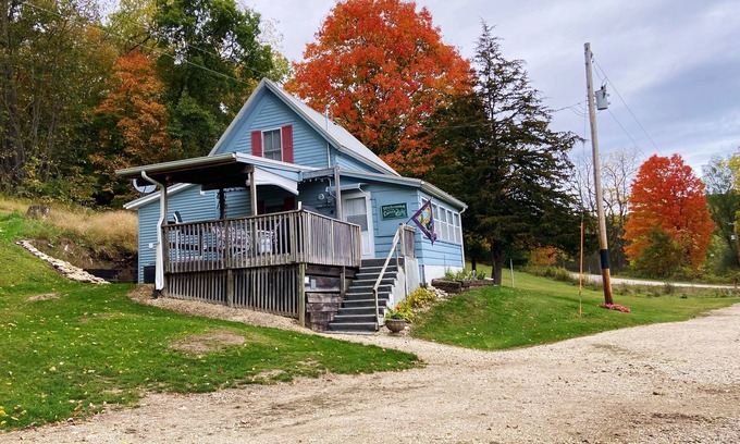 Decorah Cabina | Canoe Creek Cabin - ¡Arroyo de trucha almacenado en 24 acres privados al norte de Decorah!