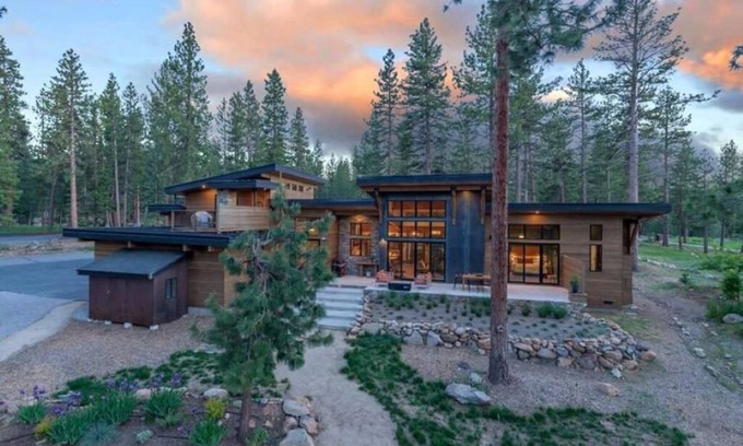 Truckee Casa | Truckee Modern Mountain Home on 1.4 acres, Surrounded by Pines!