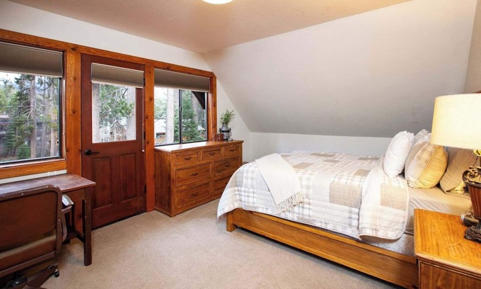 Donner Lake Woods Cabina | Truckee Time | Walk to West End Beach!