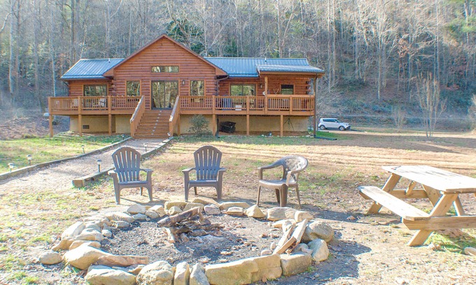Deep Gap Cabina | Nueva Log Cabin w / Trout-Stocked Creek: WiFi y jacuzzi!