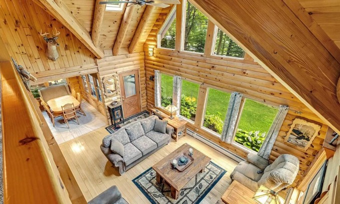 Canadensis Cabina | True Log Cabin in the Heart of Poconos with HOT TUB and MOVIE THEATER