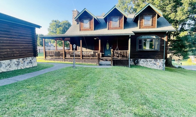 Fayetteville Cabina | True log home, small town vibe