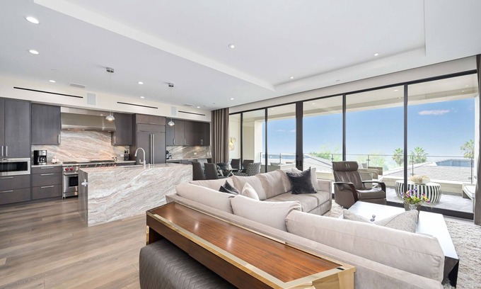 Newport Center Apartamento | True Luxury Living in Fashion Island w/ Elevator and Ocean Views