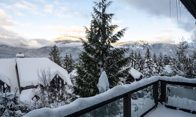 Upper Village Casa | TRUE ski in/out-Slopeside-Walk ski bike-Dining-Shopping-BOTH Gondolas-Pvt HotTub