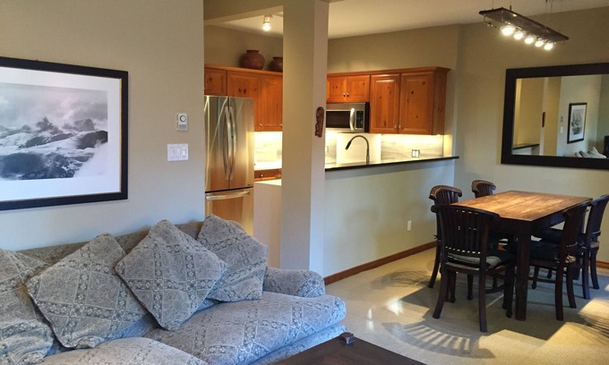 Upper Village Condominio | Verdadero ski-in / ski-out. Remodelado Blackcomb ¡Soleado! Duerme 4.