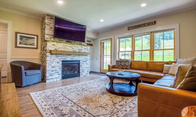 North Conway Condominio | True Upscale Ski In & Out Condo with Pool & Hot Tub