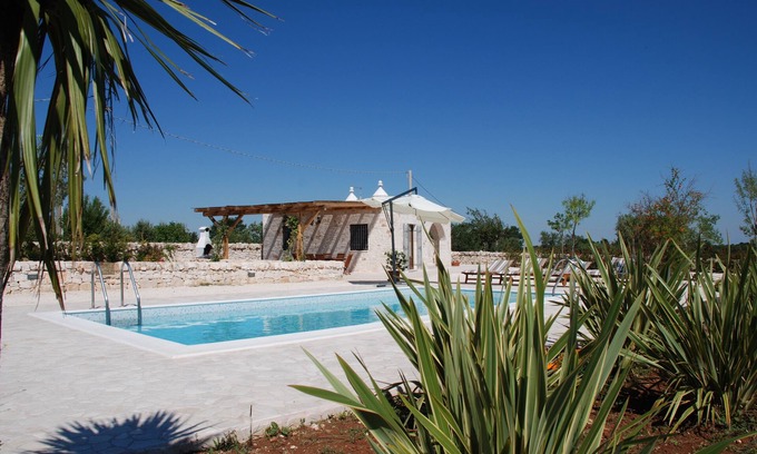 Alberobello Villa | Bianchi Trulli. típica casa de piedra con piscina privada y vistas panorámicas