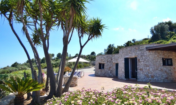 Marina di Novaglie Villa | Trullo Anthos - Vista mare e Giardino privato nel Salento