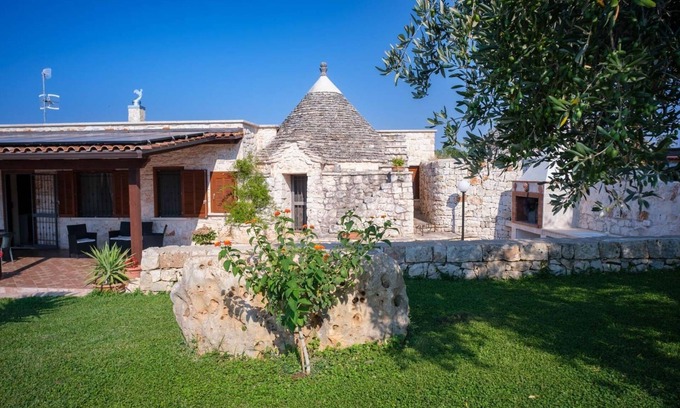 Castellana Grotte Villa | TRULLO EN VILLA CON PISCINA, JARDIN CON OLIVOS, WI-FI, BARBACOA