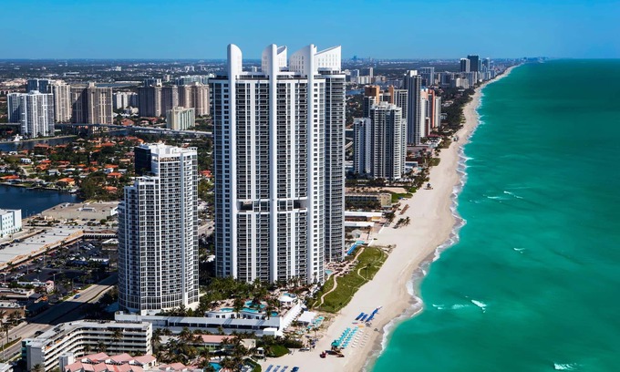 Sunny Isles Beach Complejo | Trump International Luxurious Junior Suite w/ Kitchenette, & Great Ocean Views