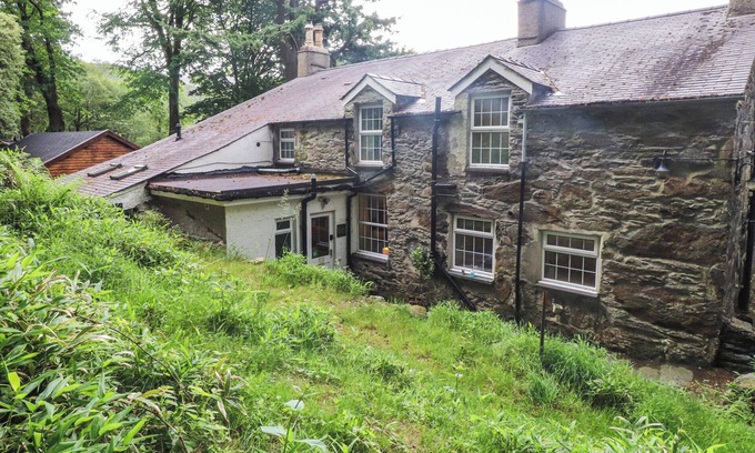 Beddgelert Cabaña | TRYFAN COTTAGE, pet friendly, with open fire in Nant Gwynant
