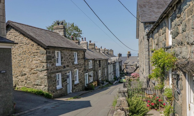 Harlech Casa | TRYFAR HOUSE, pet friendly, character holiday cottage in Harlech