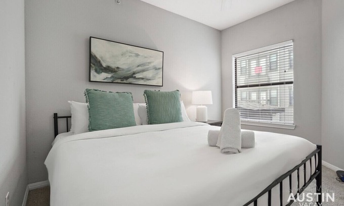 West Campus Apartamento | West Campus Accommodations + Pool + King Bedrooms