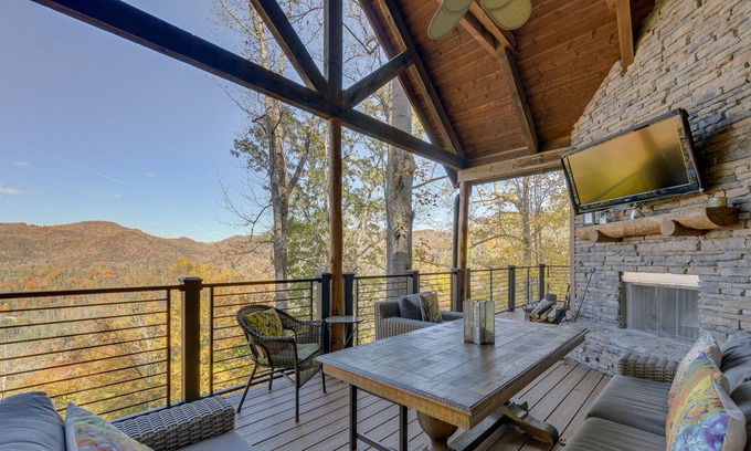 Bear Lake Reserve Casa | Tuckasegee Home w/ Private Hot Tub & Pool Table!