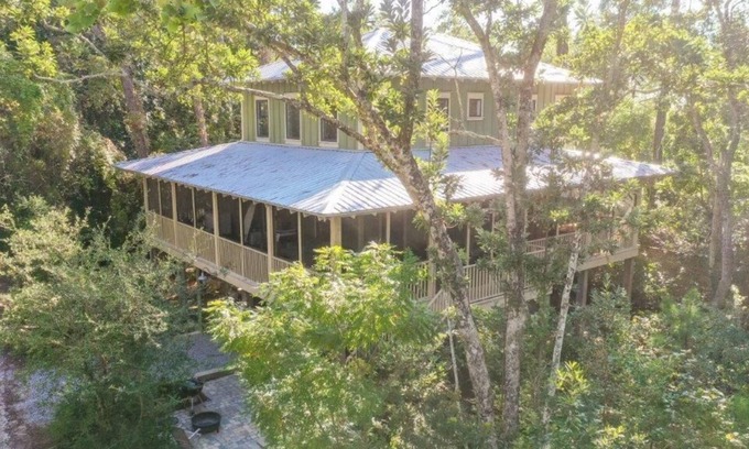 Grayton Beach Cabaña | Tucked Away Treehouse 4 bed/2 bath sleeps 11 Short walk to Beach,3nt min may
