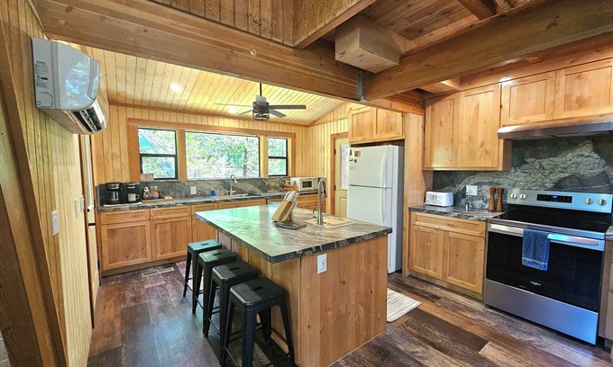 Sierra Cedars Cabina | This cabin is a 3 bedroom(s), 2 bathrooms, located in Shaver Lake, CA.