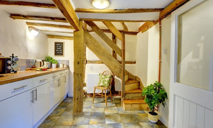 Warwick Cabaña | Tudor Cottage - Historic Charm in Central Location