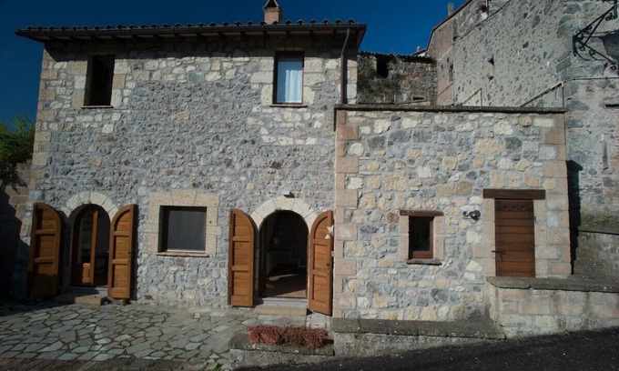 Latera Casa | Tuff farmhouse, terrace and garden, pets allowed