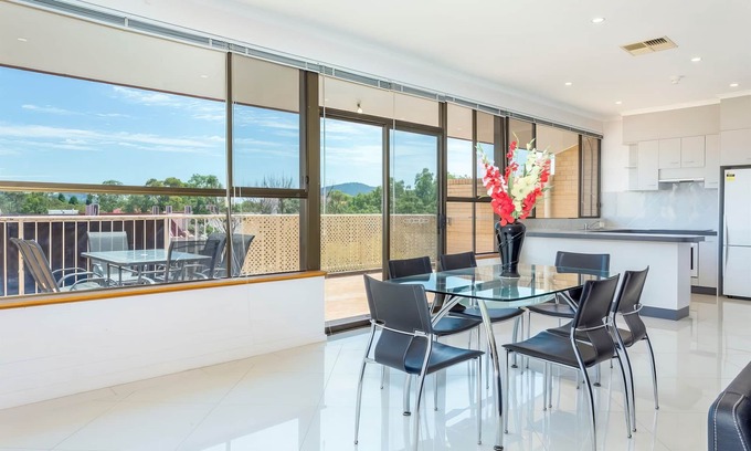 Greenway Apartamento | Tuggeranong Short Stay #06 - Large Balcony With Lake Views - Sleeps 6